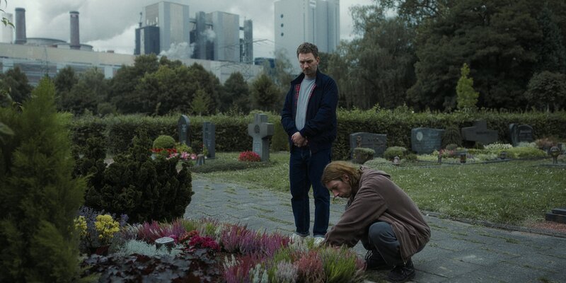 Der erwachsene Peppi (Johannes Kienast, l.) besucht mit Gollum (Max Mauff, r.) das Grab von dessen Eltern. – Bild: ZDF und Nikolaus Schreiber