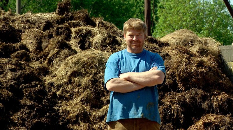 Dieser Tag wird für Bauer Stührwoldt einer der schönsten des Jahres. Heute will er mit seinen beiden Mitarbeitern zum ersten Mal Jungtiere auf die Weide bringen – denn jetzt ist es draußen endlich warm und das Gras lang genug. – Bild: NDR/Kabuja Filmproduktion Dieser Tag wird für Bauer Stührwoldt einer der schönsten des Jahres. Heute will er mit seinen beiden Mitarbeitern zum ersten Mal Jungtiere auf die Weide bringen – denn jetzt ist es draußen endlich warm und das Gras lang genug. – Bild: NDR/Kabuja Filmproduktion