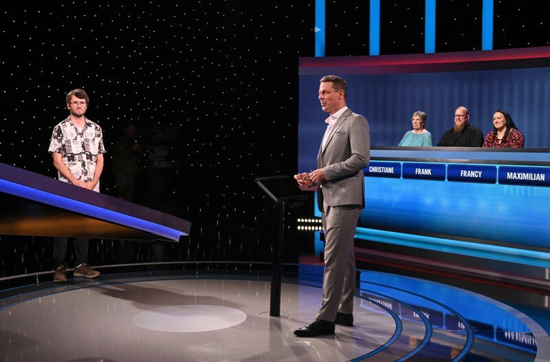 Moderator Alexander Bommes (M.) mit den Kandidat:innen Maximilian Büttner (l.), Christiane Clausmeyer (3.v.r.), Frank Schöne (2.v.r.) und Francy Schneider (r.). – Bild: ARD/​Uwe Ernst
