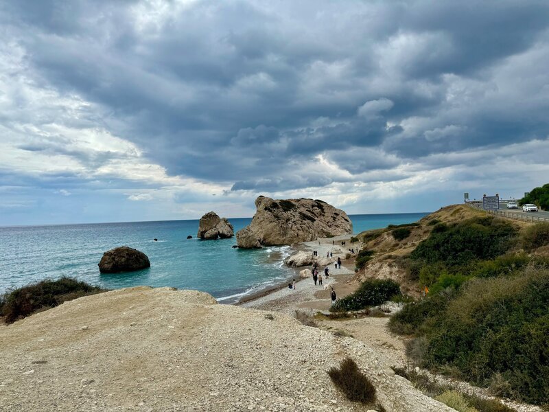 Der „Aphrodite-Felsen“ im Südwesten Zyperns. Hier soll die Göttin der Schönheit aus dem Meer gestiegen sein. – Bild: ORF/​Autentic/​Till Lehmann