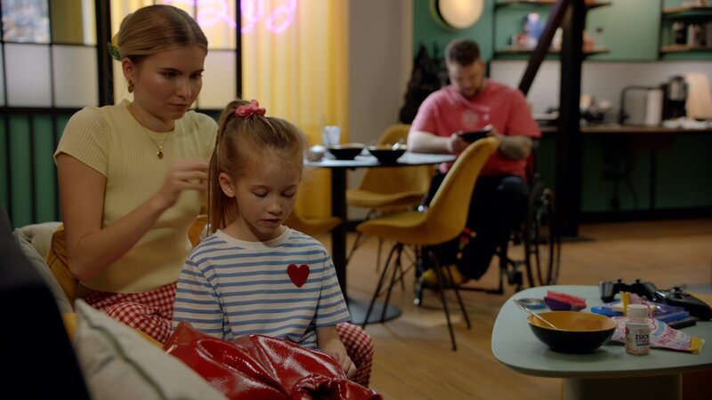 Als Johannas (Charlott Reschke, l.) Arbeit in der Bank bei Emma (2.v.l.) für Neugier und Begeisterung sorgt, kann sich Jonas (Felix van Deventer) einen kritischen Kommentar nicht verkneifen. – Bild: RTL