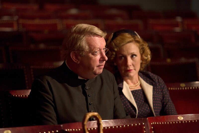 Lady Felicia (Nancy Carroll) erklärt Father Brown (Mark Williams) die Handlung des Theaterstücks. – Bild: ORF/​BBC/​Gary Moyes