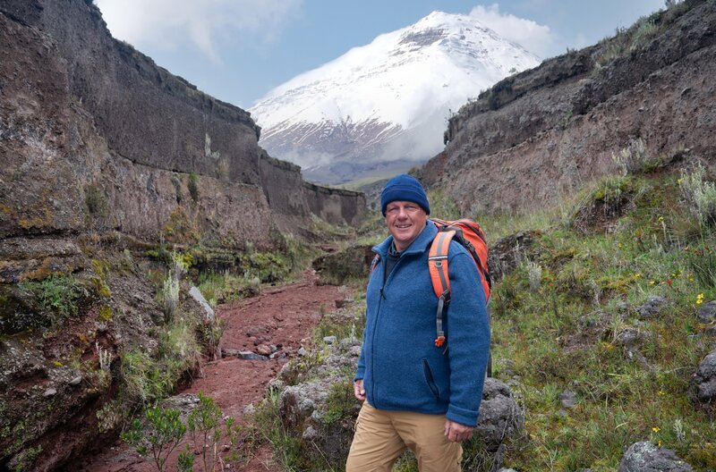 Der rund 6000 Meter hohe Cotopaxi, der zweithöchste Vulkan Ecuadors, gilt als einer der gefährlichsten des Landes. Er liegt nur knapp 50 Kilometer von Quito entfernt. Um die 50-mal ist der Cotopaxi in den vergangenen 300 Jahren schon ausgebrochen. Vulkanausbrüche selbst sind oft nicht die größte Gefahr. Am Cotopaxi sind es vor allem Schlammlawinen, sogenannte Lahare. – Bild: phoenix/​ZDF/​Ole Gurr