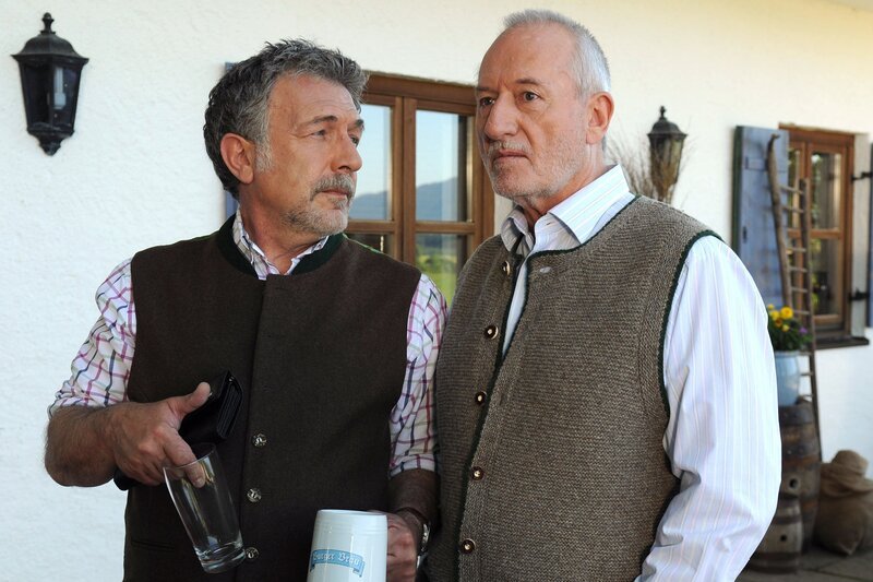 Alfons (Sepp Schauer, r.) schöpft Hoffnung seinen Job wieder zu bekommen, als Julius (Michele Oliveri, l.) ihm von Werners Heiratsplänen erzählt. – Bild: ARD/​Jo Bischoff