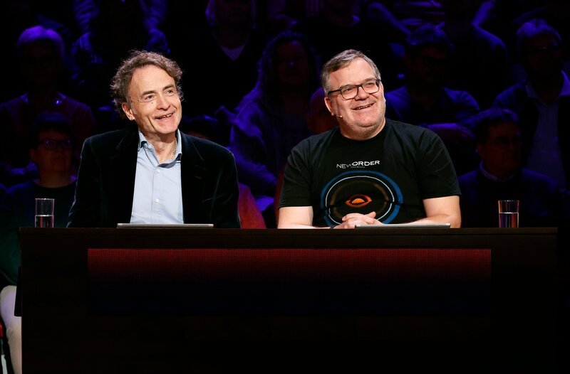 Rateteam-Kapitän Elton (r.) mit Journalist, Autor und Fernsehmoderator Giovanni di Lorenzo (l.). – Bild: ARD/​Morris Mac Matzen