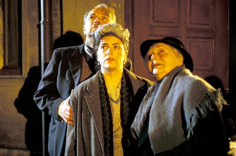 Karl Grandauer (Jörg Hube), Traudl Grandauer (Christine Neubauer) und Oma Soleder (Franziska Stömmer). – Bild: BR/​Tellux-Film GmbH