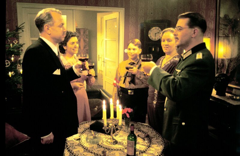 Von links: Karl Grandauer (Jörg Hube), Traudl Grandauer (Christine Neubauer), Maxi Grandauer (Florian Reinheimer), Lilly Grandauer (Susanne Gräbe) und Adolf Grandauer (Alexander Duda). – Bild: BR/​Tellux-Film GmbH