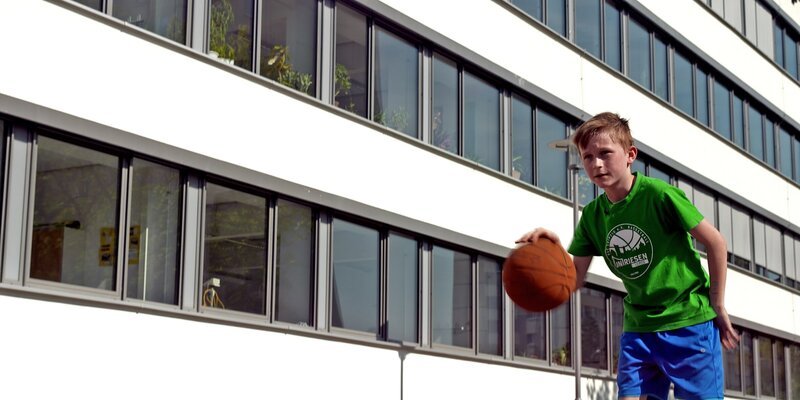 Der elfjährige Paul spielt erfolgreich Basketball und hat mit seiner Mannschaft schon die Sachsenmeisterschaft gewonnen. – Bild: MDR/​Cine Impuls