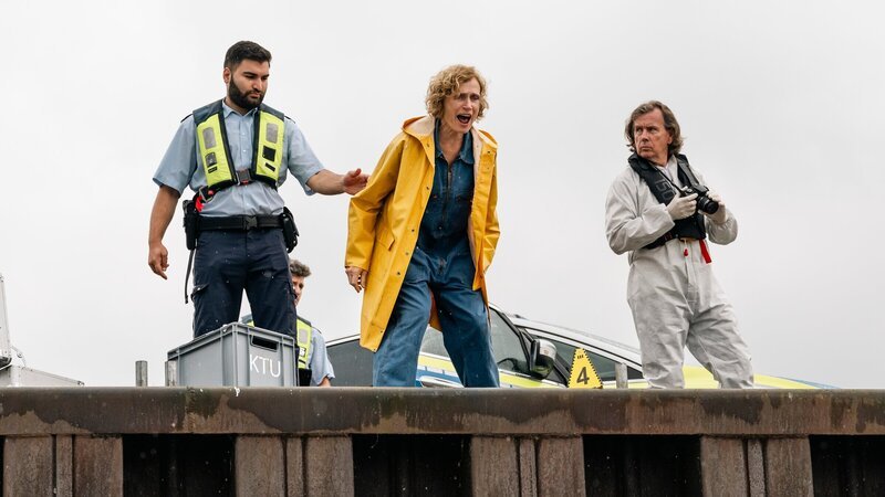 Als die Binnenschifffahrtskapitänin Deborah Brügge (Friederike Wagner, M.) am Schiff ankommt, trifft sie der Schock: Ihr Kollege und enger Freund liegt tot auf dem Schiffsdeck. Was passierte mit ihm? – Bild: ZDF
