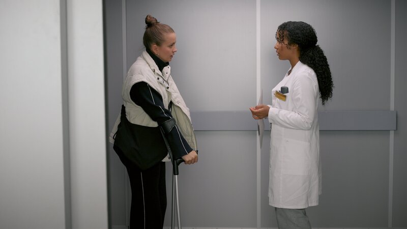 Lucie (Julia Wiedemann, l.) klammert sich an die Hoffnung, dass ihr Handicap bald Geschichte ist. Rechts Imani (Féréba Koné). – Bild: RTL