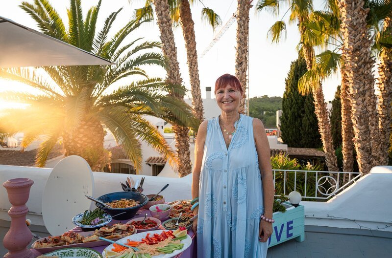Elke Clörs steht auf ihrer Dachterrasse neben einem Buffet. – Bild: phoenix/​ZDF/​Lara Schatz