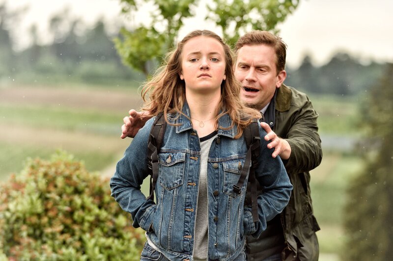 Fabian Baumgartner (Sebastian Bezzel, r.) will mit seiner aufgebrachten Tochter Emma (Luzy Gartner, l.) reden. Die will allerdings nichts davon hören und rennt weg. – Bild: ZDF und PATRICK PFEIFFER