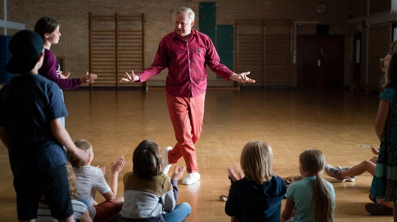 Volker (Axel Milberg) begeistert mit seinem Enthusiasmus für das Schauspiel auch die Kinder in der Musical-AG. – Bild: NDR/Georges Pauly Volker (Axel Milberg) begeistert mit seinem Enthusiasmus für das Schauspiel auch die Kinder in der Musical-AG. – Bild: NDR/Georges Pauly