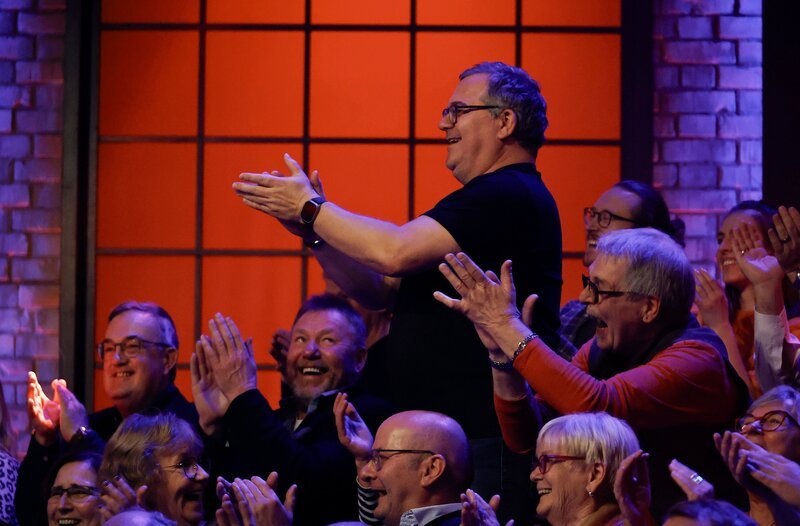 Rateteam-Kapitän Elton (M.) applaudiert mit dem Publikum. – Bild: ARD/​Morris Mac Matzen