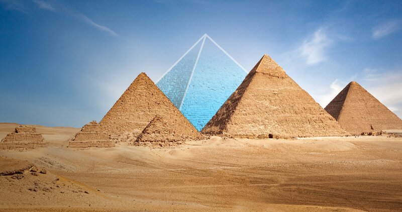 Die drei Pyramiden von Gizeh gelten als archäologische Sensation. Doch einst soll es eine noch viel beeindruckendere, vierte Pyramide gegeben haben: das Grabmal des Pharaos Djedefre. – Bild: ZDF und Tobias Lenz, Autorenkombinat
