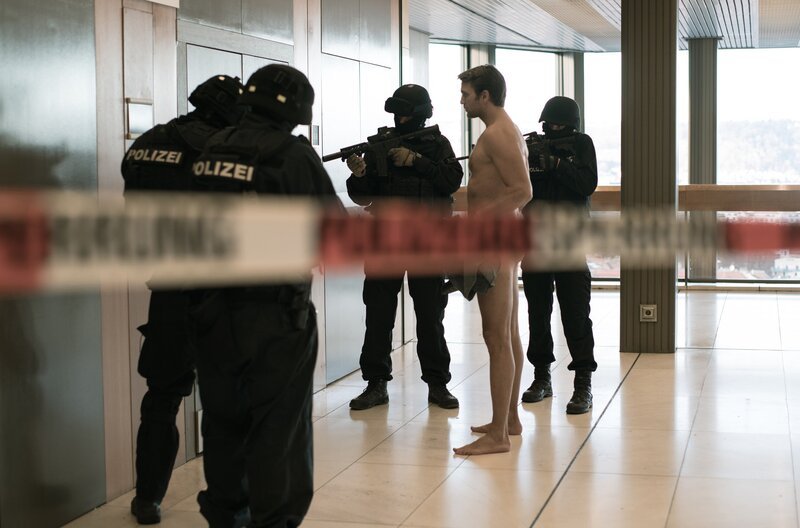 Ungewöhnlicher Geiselaustausch: Hauptmann Furrer (Pierre Kiwitt) geht in den Gerichtssaal. – Bild: ARD Degeto/​Roland Suso Richter
