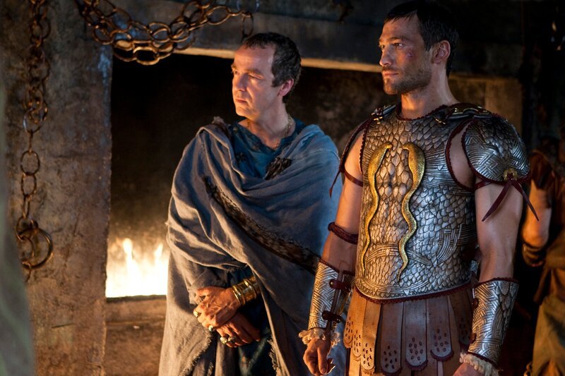 In der Gladiatorenschule von Capua ist Spartacus (Andy Whitfield, r.) inzwischen der Champion unter den Kämpfern. Batiatus (John Hannah, l.) informiert ihn darüber, dass Sura auf dem Weg in die Gladiatorenschule ist … – Bild: Starz Entertainment, LLC