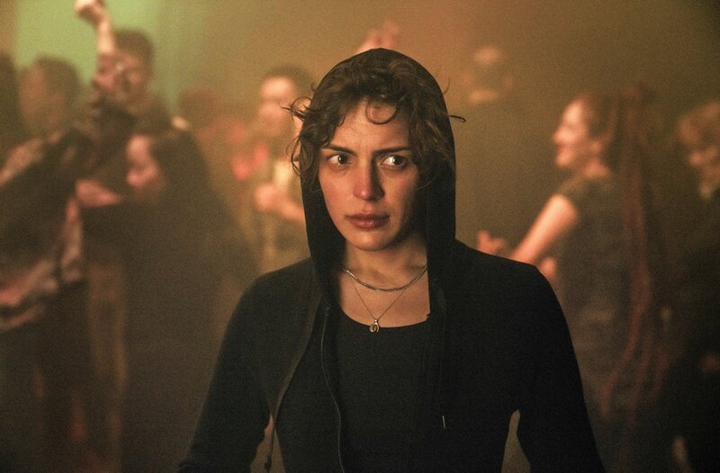 Sarah Monet (Deniz Orta) besucht noch einmal den Club aus der Tatnacht, in der Hoffnung sich an etwas zu erinnern. – Bild: MDR/​MadeFor/​Marcus Glahn