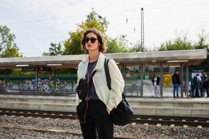 Nina (Friederike Becht) erreicht ihre Heimatstadt Holzwickede. – Bild: Julian Paul /​ ZDF