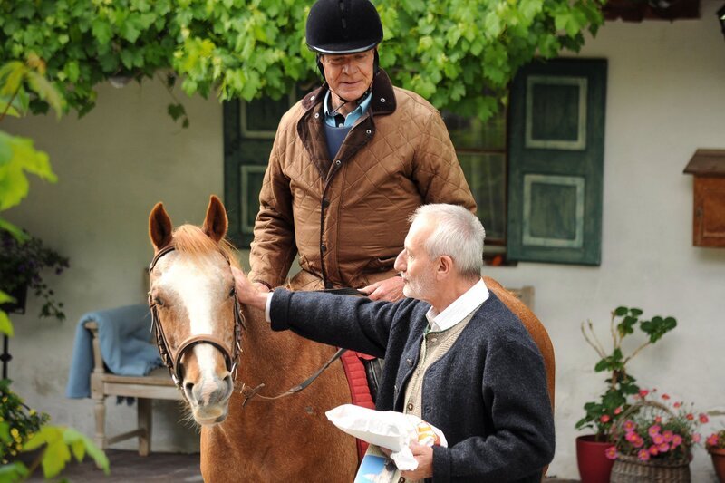 Werner (Dirk Galuba, l.) klagt Alfons (Sepp Schauer, r.) sein Leid wegen Doris’ Heiratsplänen. – Bild: ARD/​Jo Bischoff