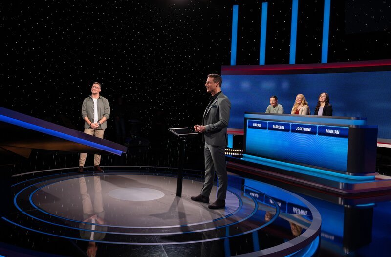 Moderator Alexander Bommes (M.) mit den Kandidat:innen Marian Schmidt (l.), Harald Uebler (3.v.r.), Marleen Leimenmeier (2.v.r.) und Josephine Schumann (r.). – Bild: ARD/​Markus Hertrich
