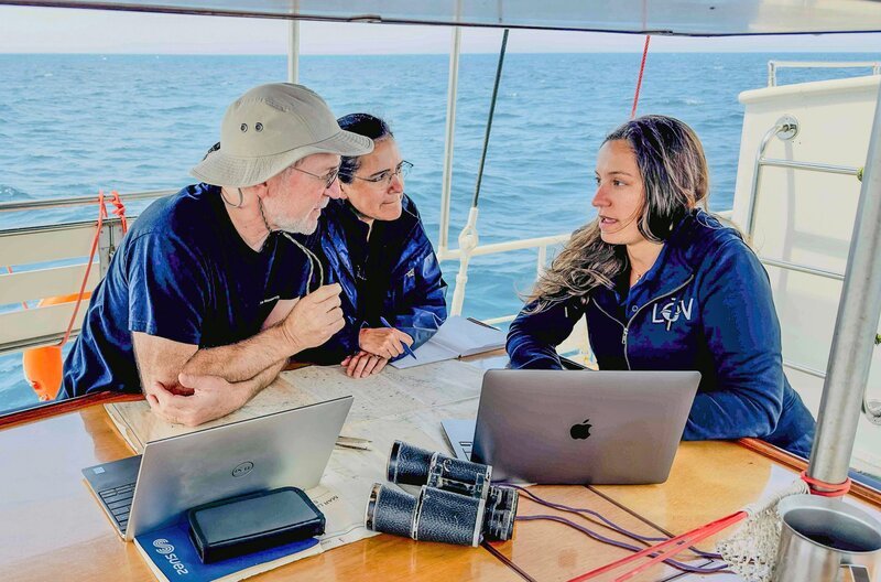 Das Forschungsteam an Bord der „Bonita“ im Mittelmeer: Gemeinsam untersuchen die drei, wie Plastikmüll das Leben unter Wasser beeinflusst. – Bild: MDR/​42film/​Tino Häussler