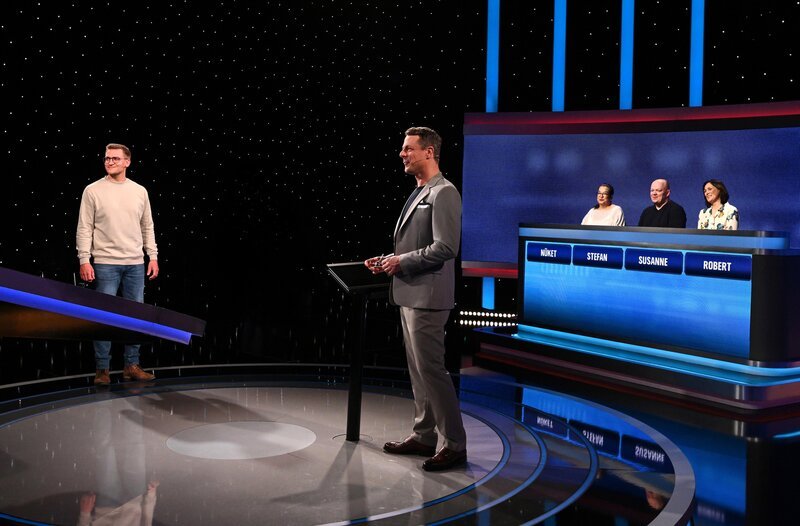 Moderator Alexander Bommes (M.) mit den Kandidat:innen Robert Müller (l.), Nüket Wonsak (3.v.r.), Stefan Kirchhoff (2.v.r.) und Susanne Kuch (r.). – Bild: ARD/Uwe Ernst Moderator Alexander Bommes (M.) mit den Kandidat:innen Robert Müller (l.), Nüket Wonsak (3.v.r.), Stefan Kirchhoff (2.v.r.) und Susanne Kuch (r.). – Bild: ARD/Uwe Ernst