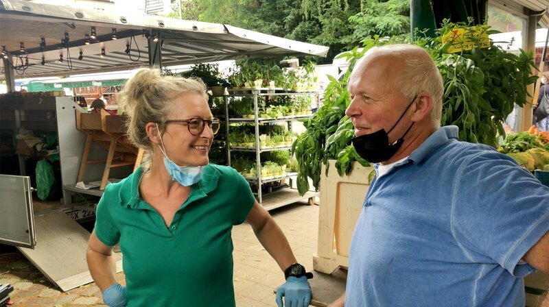 Nicole von Pein und Peter Meyer auf dem Markt in Bergedorf. – Bild: NDR/​Jan Peter Gehrckens