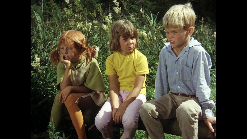 Pippi (Inger Nilsson, l.), Annika (Maria Persson, M.) und Tommy (Pär Sundberg, r.) überlegen sich den Text für die Flaschenpost, die ihnen nach dem Verschwinden des Kahns Hilfe bringen soll. – Bild: ZDF/​Studio 100 Media