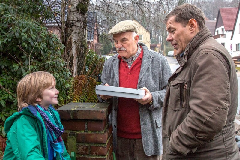 Finn Kiesewetter (Sven Martinek, r.) spricht mit Luca Niemann (Lennox Krause, l.) und Opa Fischer (Charles Brauer, M.), dem Sohn und Vater der verstorbenen Patientin von Dr. Unger, Ute Niemann. – Bild: NDR/​ARD/​Georges Pauly