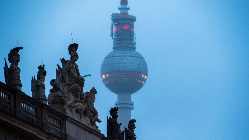 Der Berliner Fernsehturm: In DDR-Zeiten war oberhalb der Kugel ein Spionageversteck der Staatssicherheit. – Bild: ZDF