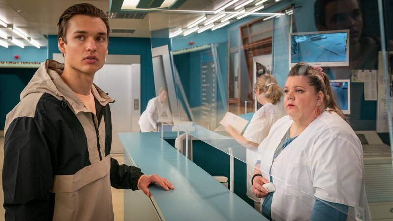 Simon (Arne-Carlos Böttcher) sucht seine Freundin. Frauke (Manuela Wisbeck) darf ihm leider keine Auskunft geben. – Bild: Boris Laewen /​ ZDF