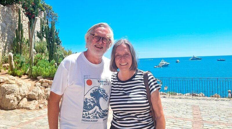 Petra (r) und Rüdiger Erbslöh in der legendären Hafenstadt Antibes. – Bild: WDR/​Sagamedia Film- und Fernsehproduktion