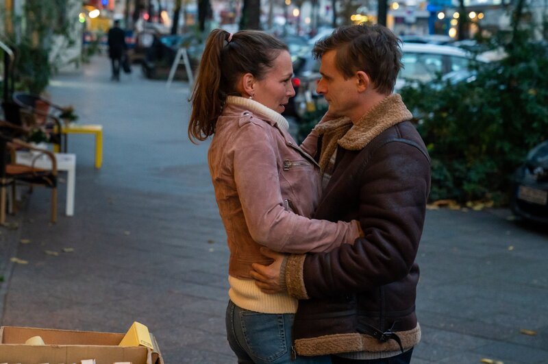 Konstantin (Florian Lukas) ist glücklich mit Julia (Franziska Wulf). Er hätte nicht geglaubt, dass das nach dem Tod seiner Frau nochmal möglich sein könnte. – Bild: Oliver Feist /​ ZDF