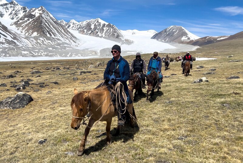 Im Dreiländereck China-Mongolei-Russland locken die höchsten Berge des Altai – die Heiligen Gipfel im Nationalpark Tavan Bogd. Mit Pferden und Kamelen geht es bis ins Basislager, der Aufstieg wird in mehrfacher Hinsicht eine echte Gratwanderung. – Bild: MDR/Mark Wistuba Im Dreiländereck China-Mongolei-Russland locken die höchsten Berge des Altai – die Heiligen Gipfel im Nationalpark Tavan Bogd. Mit Pferden und Kamelen geht es bis ins Basislager, der Aufstieg wird in mehrfacher Hinsicht eine echte Gratwanderung. – Bild: MDR/Mark Wistuba