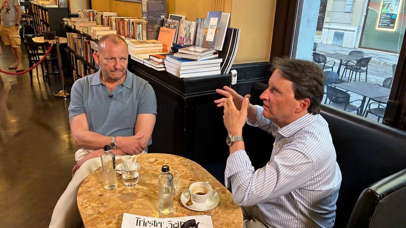 Georges Desrues und Martin Traxl im Caffè San Marco. – Bild: ORF/​WDW Filmproduktion/​Heribert Senegacnik