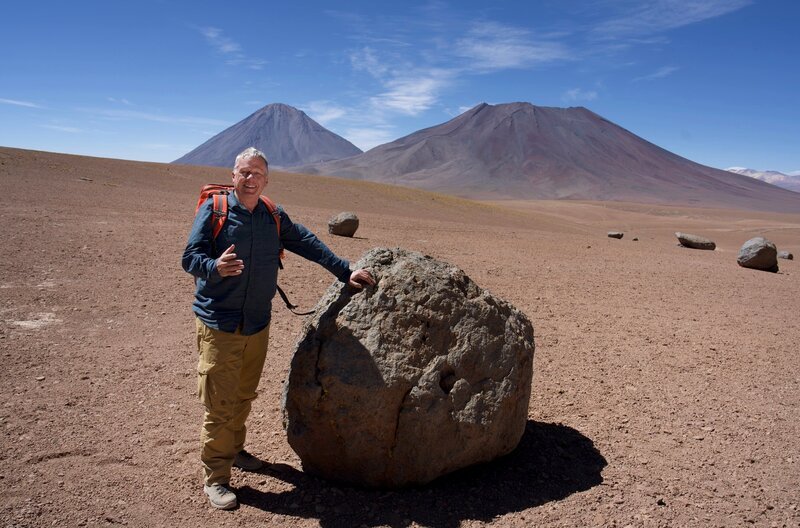 Das Chajnantor Plateau ragt über 5000 Meter in die Höhe. Es ist der Ort, an dem die stärkste Sonneneinstrahlung auf der Erde gemessen wurde. Bei dem Chajnantor Plateau liegt es vor allem an der extremen Höhe und der dadurch viel dünneren Atmosphäre. Die trockene Luft ist frei von Staub und Wolken. Dadurch kann das Sonnenlicht ungehindert bis zur Erdoberfläche strahlen. – Bild: phoenix/​ZDF/​Ole Gurr