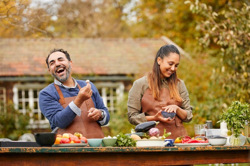 Was man alles auf den Grill legen kann, das zeigen Köchin Ivana Sanshia Austermayer und Schauspieler Adnan Maral. – Bild: Marian Mok /​ BR