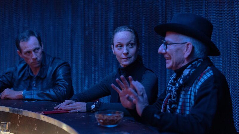 Sönke (Marc Hosemann, l.), Regina (Jeanette Hain, M.) und Theo (Bernd Moss, r.) lassen Dampf ab. Die Pläne des neuen Intendanten sind ein Albtraum. – Bild: ZDF und Krzysztof Wiktor