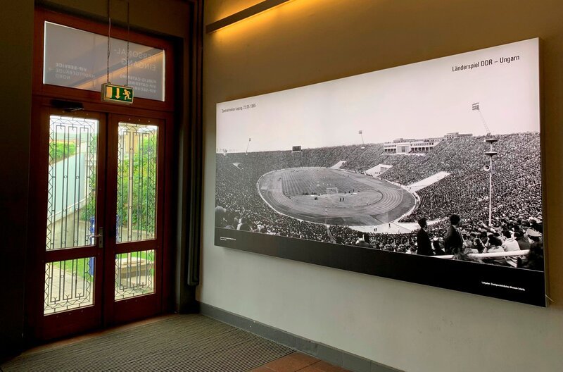 Personaleingang Red Bull Arena mit altem Stadionfoto – Bild: MDR/​René Römer