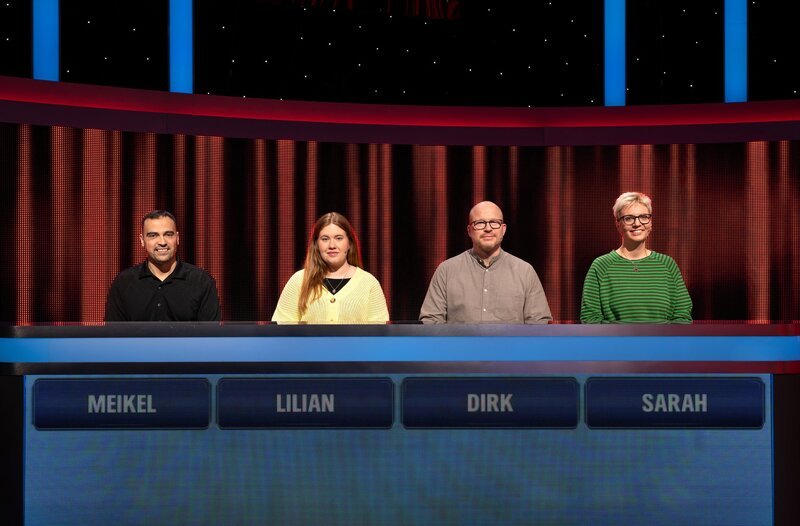 Die Kandidat:innen (v.l.n.r. am Panel): Meikel Varis, Lilian Köhl, Dirk Zimmermann und Sarah Schild. – Bild: ARD/Markus Hertrich Die Kandidat:innen (v.l.n.r. am Panel): Meikel Varis, Lilian Köhl, Dirk Zimmermann und Sarah Schild. – Bild: ARD/Markus Hertrich