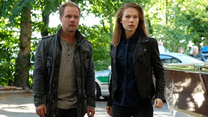 Hannah (Nora Waldstätten, r.) und Micha (Matthias Koeberlin, l.) müssen sich beeilen. Manfred Häusler scheint den Mörder seiner Tochter gefunden und entführt zu haben. – Bild: ZDF