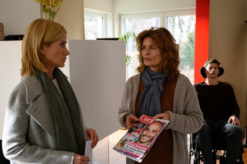 Rache als Motiv? Martina Seiffert (Astrid M. Fünderich, l.) ermittelt bei Sigrid Gruschka (Gabrielle Scharnitzky, M.), deren Sohn Helge (Tobias Moritz, r.) vom Mordopfer vor ein paar Jahren überfahren und dadurch zum Pflegefall wurde. – Bild: ZDF und MARKUS_FENCHEL
