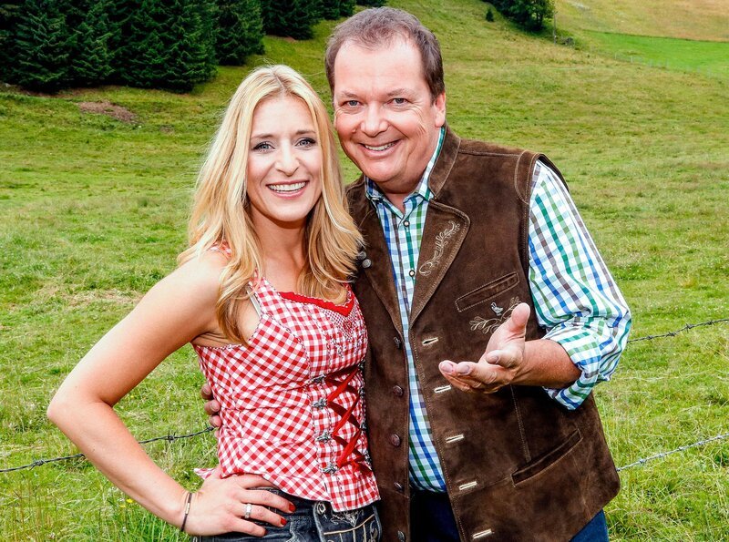 "Wenn die Musi spielt - Sommer Open Air", Arnulf Prasch und Stefanie Hertel führen gemeinsam durch die Sendung und begrüßen vor der traumhaften Kulisse mitten in den Nockbergen die Stars der volkstümlichen Musik und der Schlagerszene. Im Bild: Arnulf Prasch und Stefanie Hertel. – Bild: MDR/ORF/Peter Krivograd "Wenn die Musi spielt - Sommer Open Air", Arnulf Prasch und Stefanie Hertel führen gemeinsam durch die Sendung und begrüßen vor der traumhaften Kulisse mitten in den Nockbergen die Stars der volkstümlichen Musik und der Schlagerszene. Im Bild: Arnulf Prasch und Stefanie Hertel. – Bild: MDR/ORF/Peter Krivograd