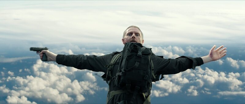 Pearce (Sean Harris) springt mit dem Fallschirm ab, nachdem er das Uran aus dem Flugzeug gestohlen hat. – Bild: ZDF