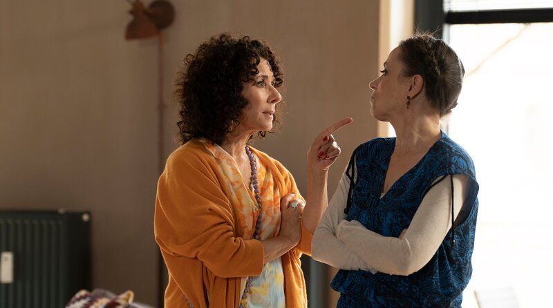 Helga Brodersen (Maria Ketikidou, li.) und Sigrid Gude (Anna Thalbach, re.) zanken sich um den Besitz einer Katze. – Bild: ARD/​Christine Schroeder