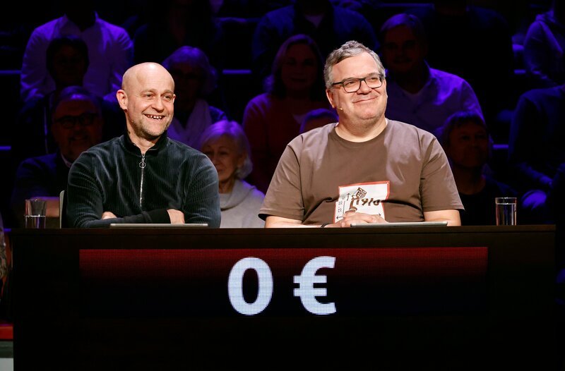Rateteam-Kapitän Elton (r.) mit Schauspieler und Drehbuchautor Jürgen Vogel (l.). – Bild: ARD/​Morris Mac Matzen