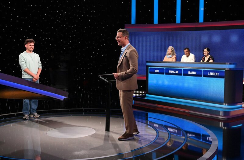 Moderator Alexander Bommes (M.) mit den Kandidat:innen Laurent Renner (l.) Irmgard Löper (3.v.r.), Ramazan Akbulut (2.v.r) und Isabell Oehme (r.). – Bild: ARD/Uwe Ernst Moderator Alexander Bommes (M.) mit den Kandidat:innen Laurent Renner (l.) Irmgard Löper (3.v.r.), Ramazan Akbulut (2.v.r) und Isabell Oehme (r.). – Bild: ARD/Uwe Ernst
