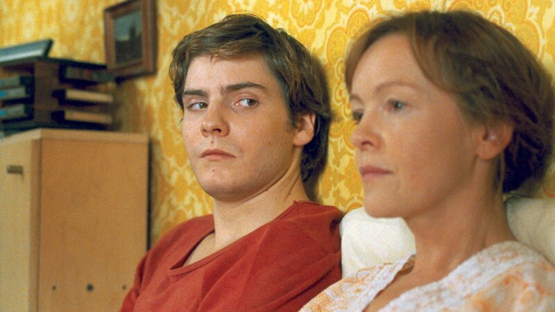 Alex (Daniel Brühl) mit seiner Mutter Christiane (Katrin Saß), die aus dem Koma wieder erwacht ist und noch nichts von dem Ende der DDR ahnt. – Bild: ZDF