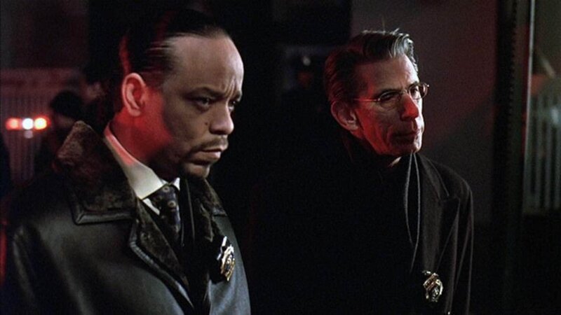 Eine Kellnerin wurde nach Dienstschluss auf offener Straße entführt. Die Detectives Tutuola (Ice-T, l.) und Munch (Richard Belzer) haben kaum Hinweise, wer der Täter sein könnte. – Bild: RTL